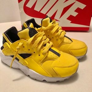 Yellow Nike’s size 5-6